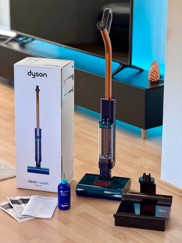 Dyson Clean+Wash Hygiene Test: Mein Bericht zum Nassreiniger Lieferumfang des Dyon steht in einem Wohnzimmer