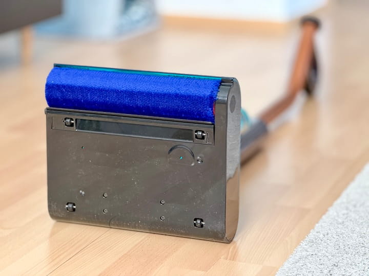 Dyson Clean+Wash Hygiene Test: Mein Bericht zum Nassreiniger Unterseite mit Buerste