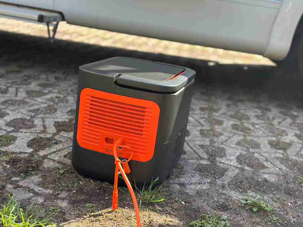 jackery e2000 v2 anschluesse rueckseite detail