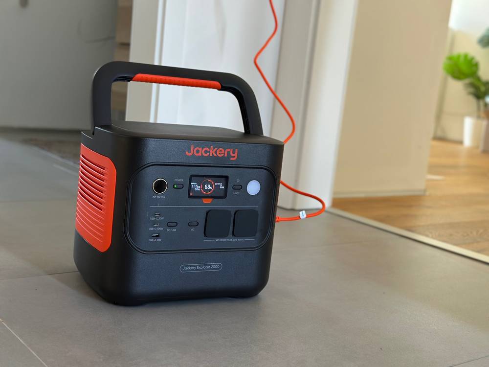powerstation jackery explorer 2000 ladestand