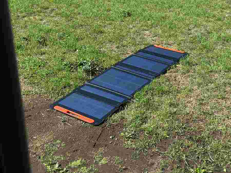 solarpanel 200w ausgeklappt wiese