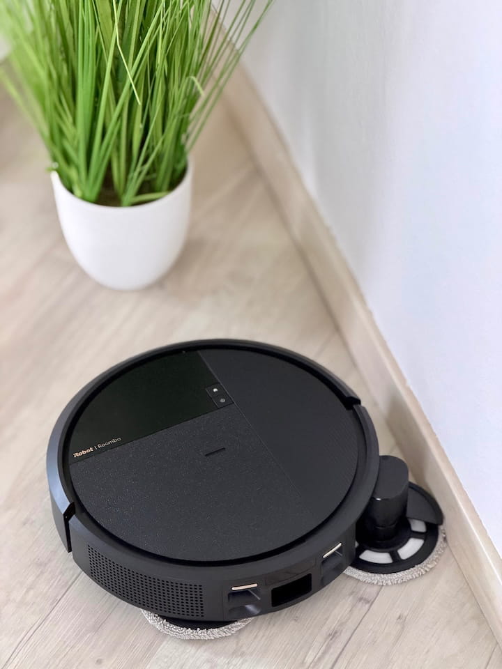 iRobot Roomba Plus 575 Combo im Test: Klein, gründlich, aber nicht perfekt Kantenreinigung vor einer Pflanze
