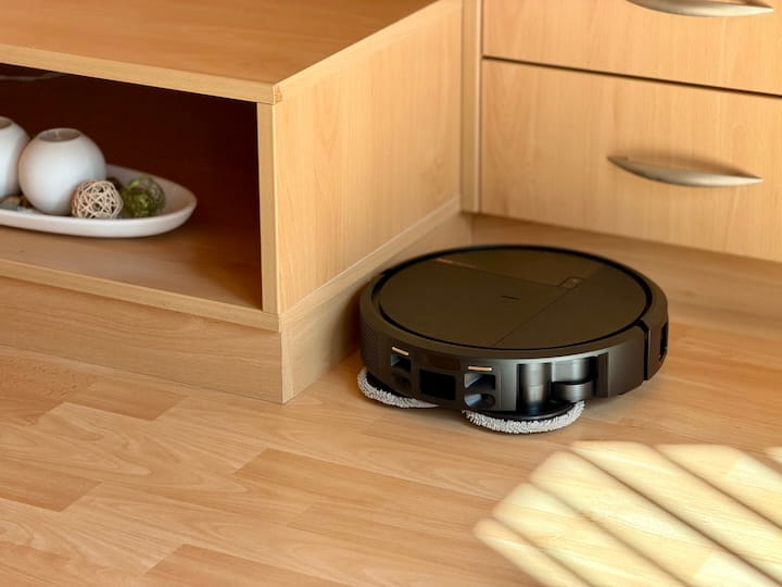 iRobot Roomba Plus 575 Combo im Test: Klein, gründlich, aber nicht perfekt Reinigung einer Ecke