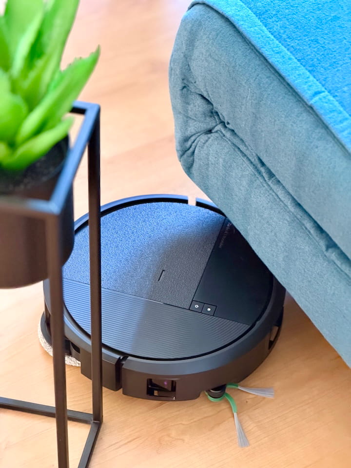 iRobot Roomba Plus 575 Combo im Test: Klein, gründlich, aber nicht perfekt Roomba Roboter unter Sofa