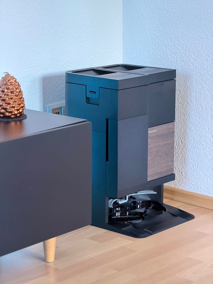 iRobot Roomba Plus 575 Combo im Test: Klein, gründlich, aber nicht perfekt Roomba Station in einem Wohnzimmer