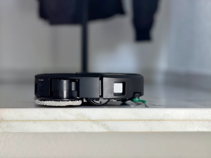 iRobot Roomba Plus 575 Combo im Test: Klein, gründlich, aber nicht perfekt Seitenansicht des iRobot Roomba Plus 575 Combo