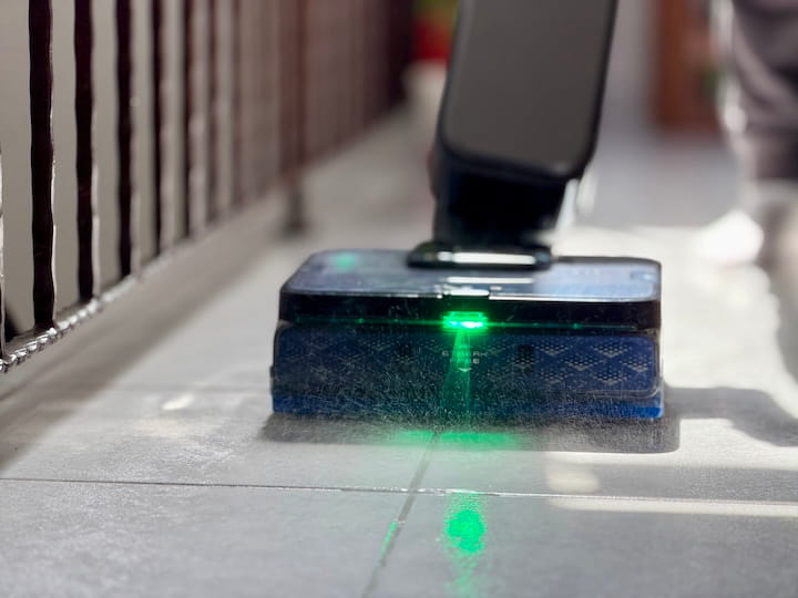 FLOOR ONE S9 Station Scientist Test – Heißwasser & Selbstbefüllung Spritzender Wasserstrahl an der Fronstbuerste des Tineco S9
