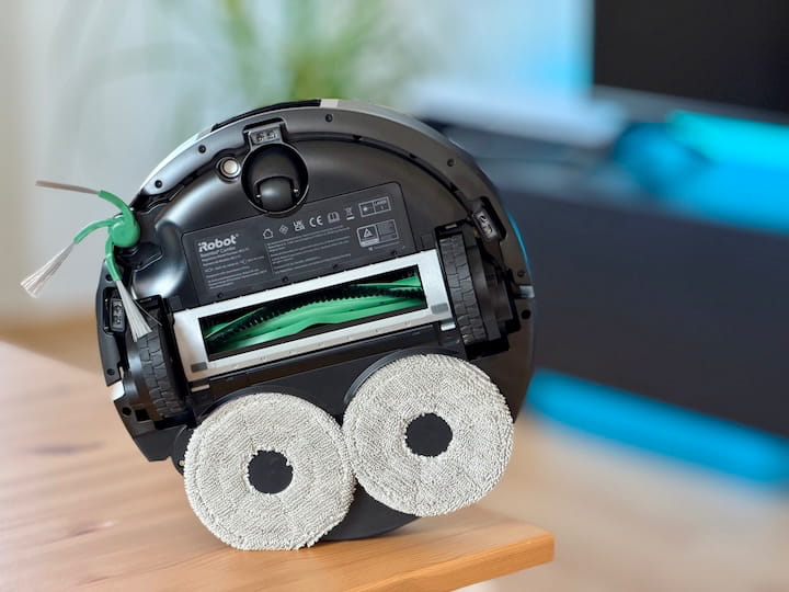 iRobot Roomba Plus 575 Combo im Test: Klein, gründlich, aber nicht perfekt Unterseite des Saug und Wischroboters von iRobot