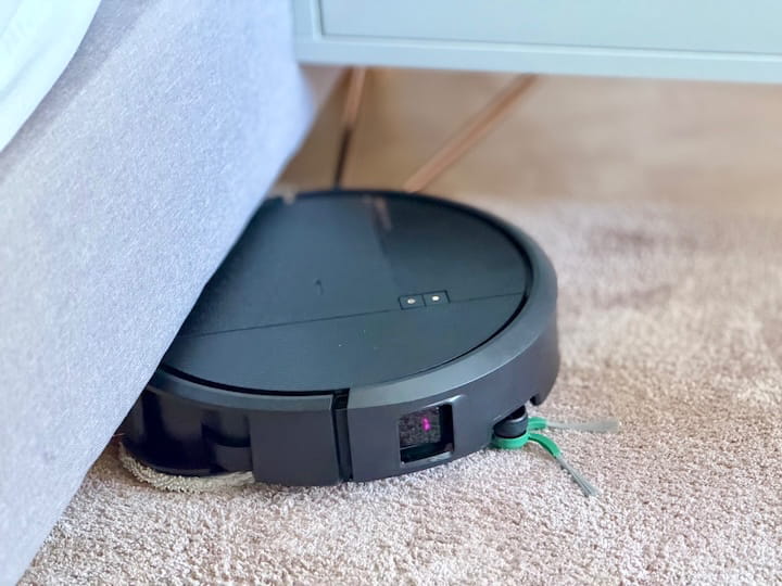 iRobot Roomba Plus 575 Combo im Test: Klein, gründlich, aber nicht perfekt iRobot Roomba Plus 575 Combo reinigt unter einem Bett