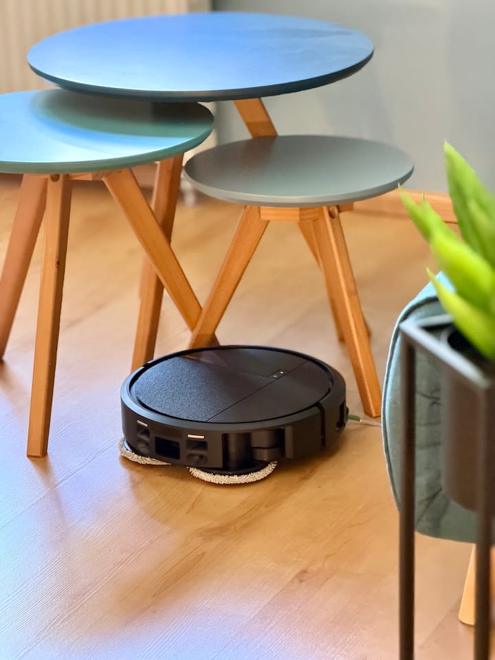 iRobot Roomba Plus 575 Combo im Test: Klein, gründlich, aber nicht perfekt iRobot Roomba Plus 575 Combo zwischen Tischbeinen