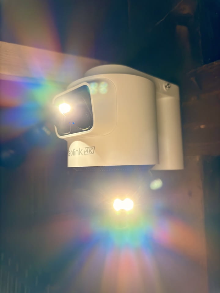 Licht einer Reolink Kamera bei Nacht