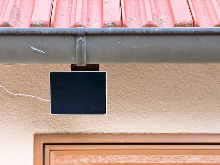 Reolink Solarpanel an einem Dachvorstand