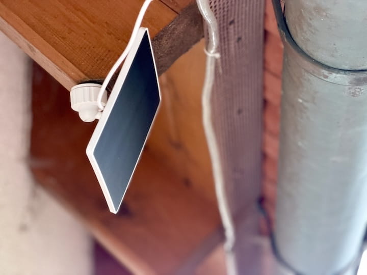 Solarpanel an einem Holzbalken