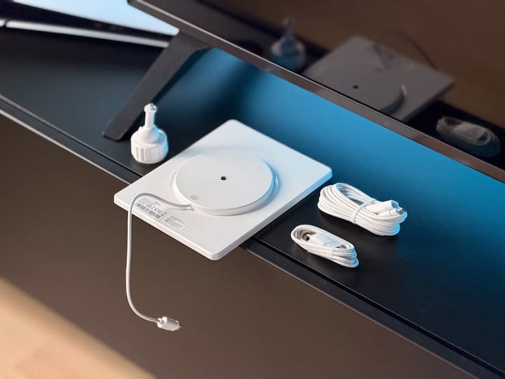 Solarpanel einer Reolink Kamera auf einem Regal